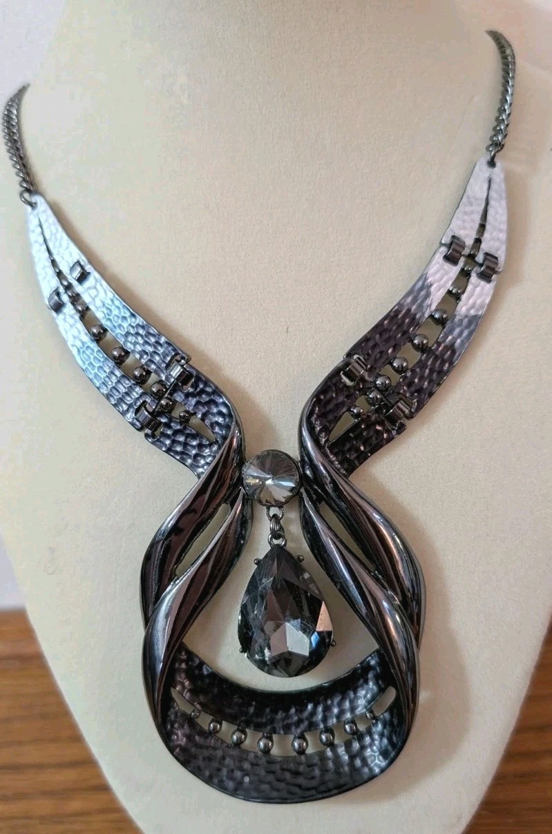 Beautiful SoHi Fashion Necklace With Large Faux Gem Stone, Bi Color Chain