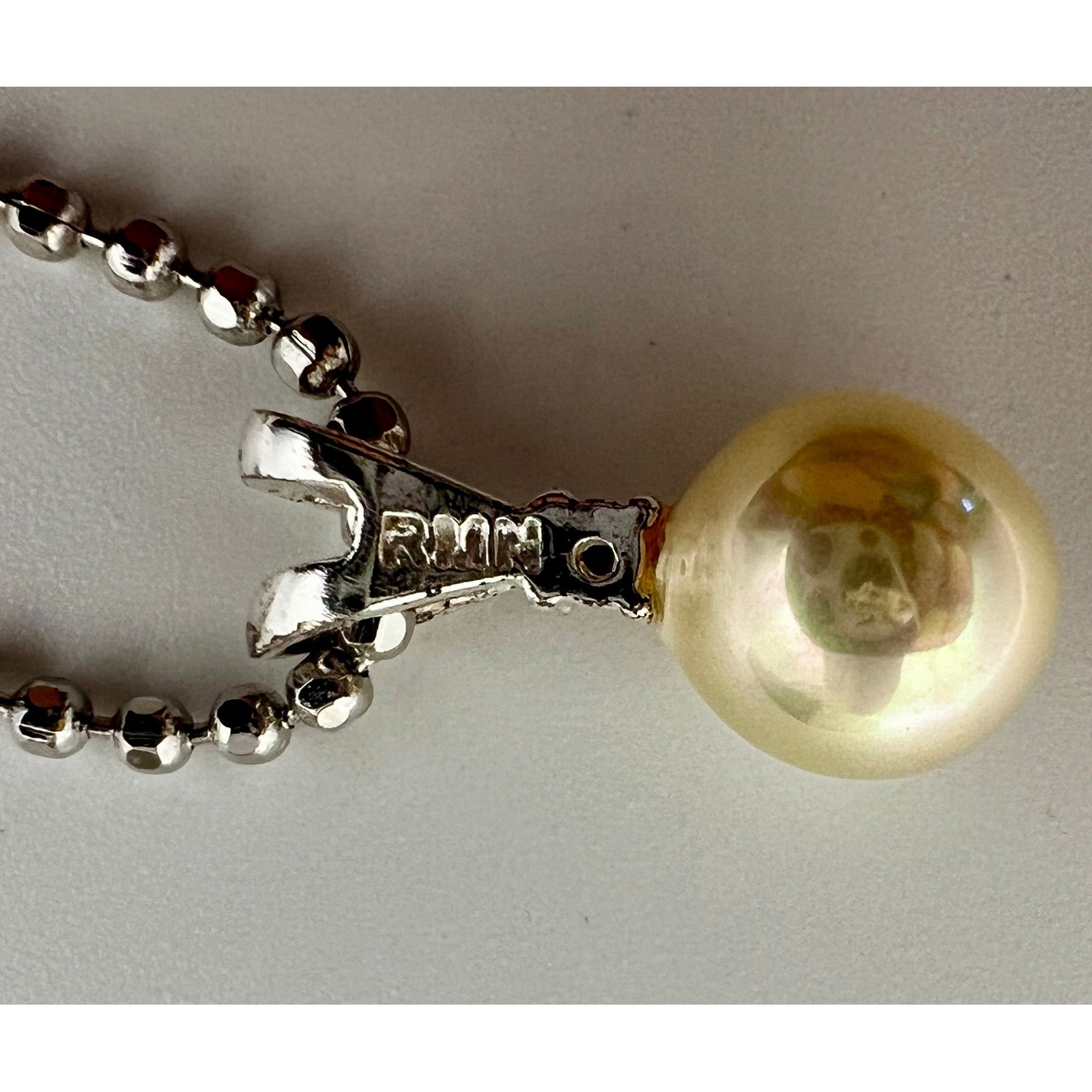 Roman Pearl Pendant Necklace 18 Inch Silver Tone Cream Classic RMN Stamped
