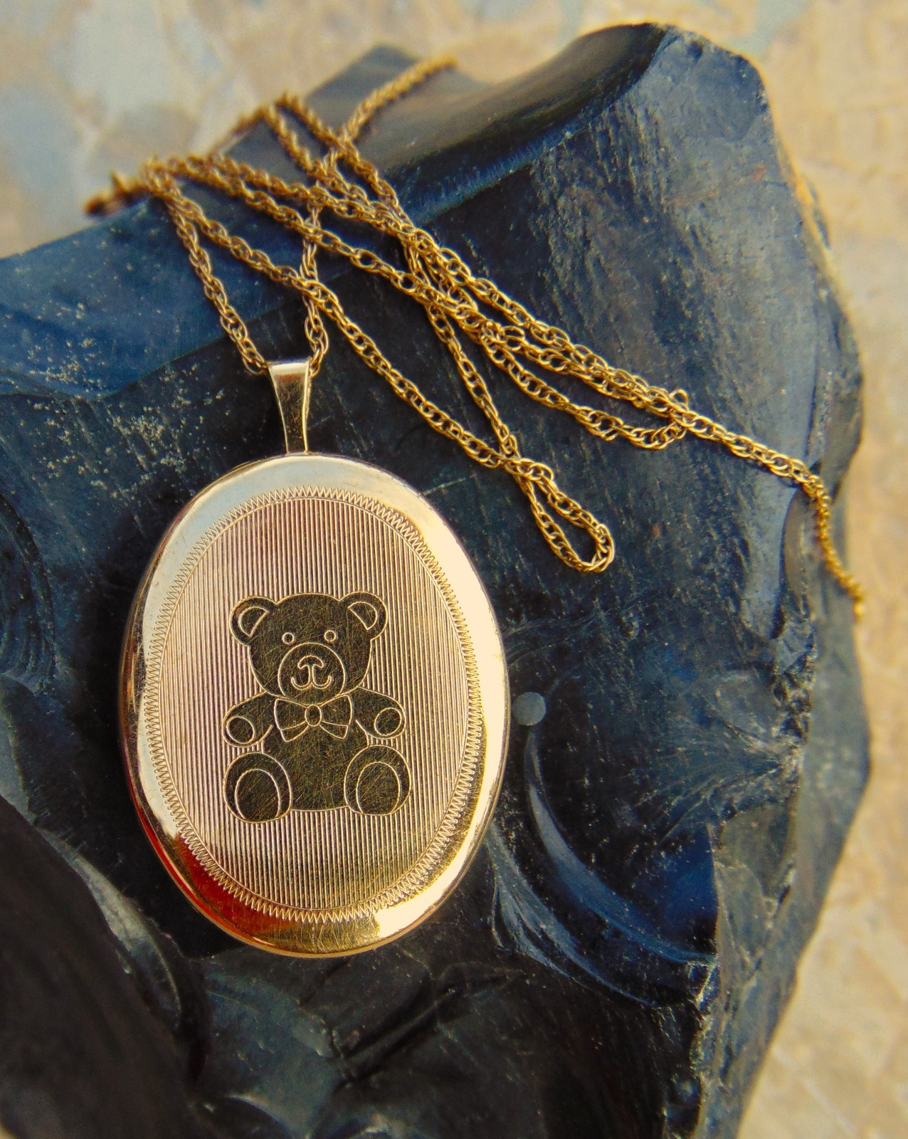 14 KARAT GOLD FILLED LOCKET ~ ENGRAVED TEDDY BEAR ~ 18″ CHAIN ~ NEW IN BOX