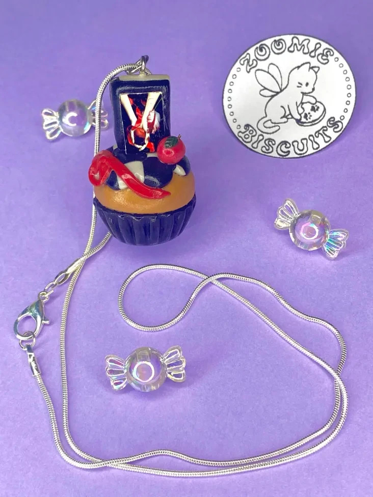 Twilight book cupcake necklace handmade (polymer clay) retro and unique