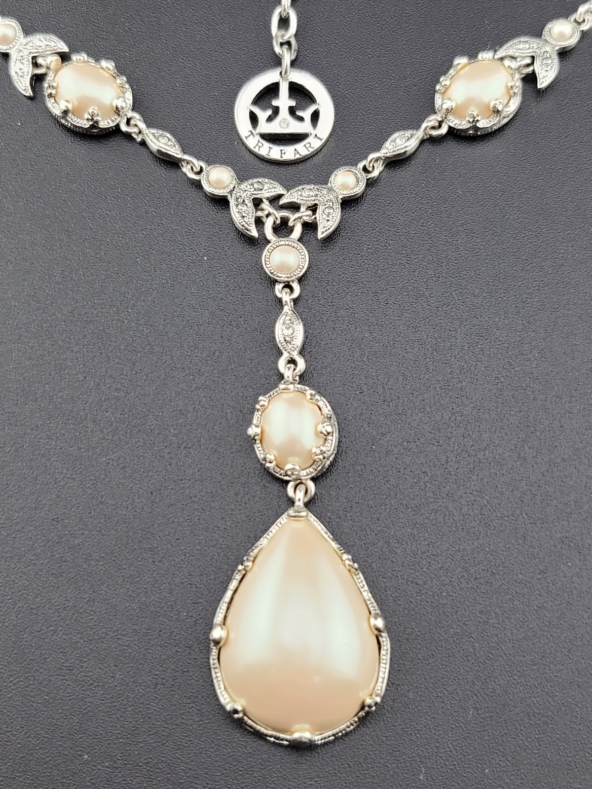 Signed Crown Trifari Rhodium Finish Lucite 🦪Pearl Lariat Choker 18″ Necklace