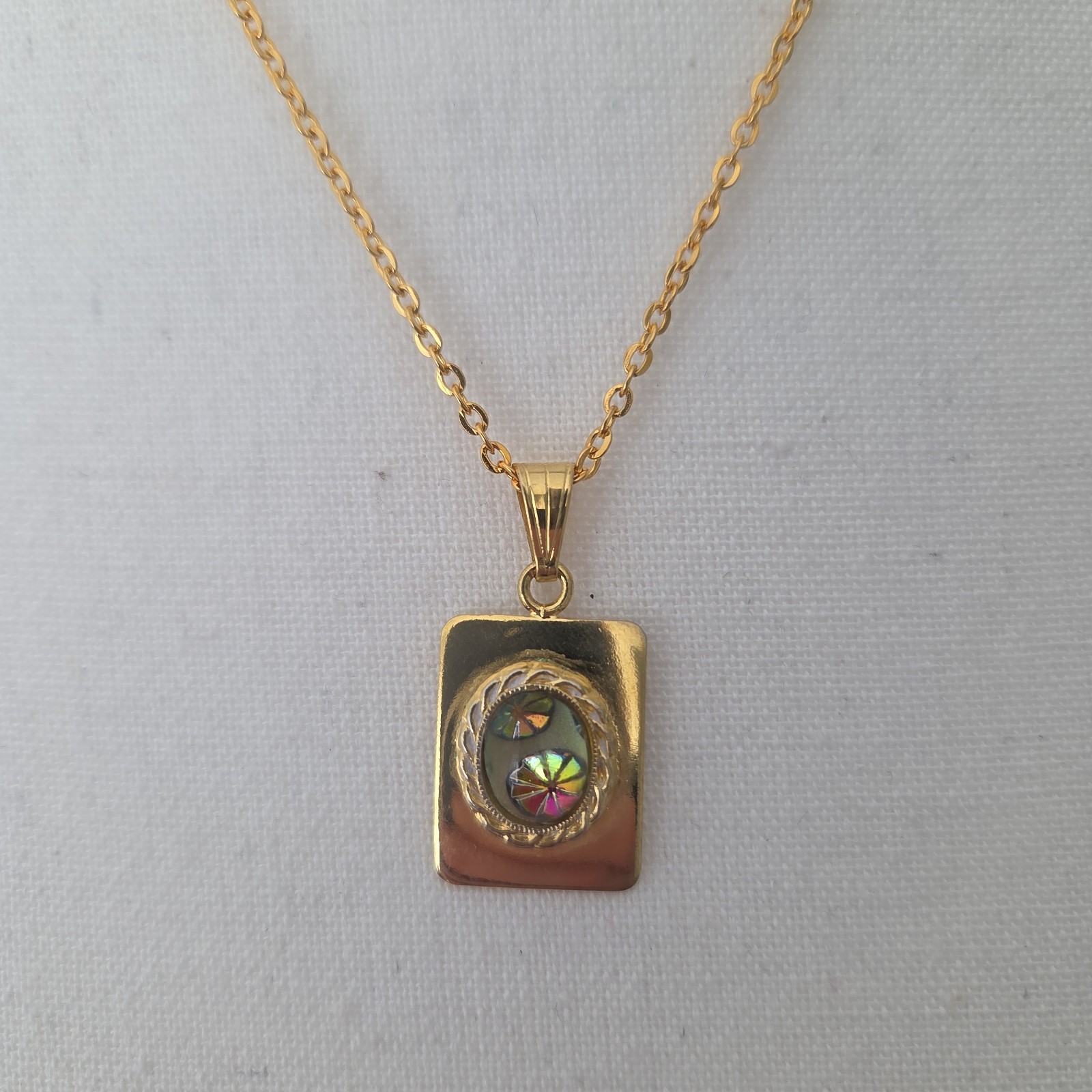 Unworn Vintage Faux Gold Holographic Abstract 20x16mm Pendant 50cm Necklace