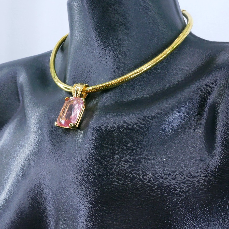 JOAN RiVERS FACETED EMERALD CUT PiNK GLASS GEMSTONE PENDANT 20″ CHOKER NECKLACE