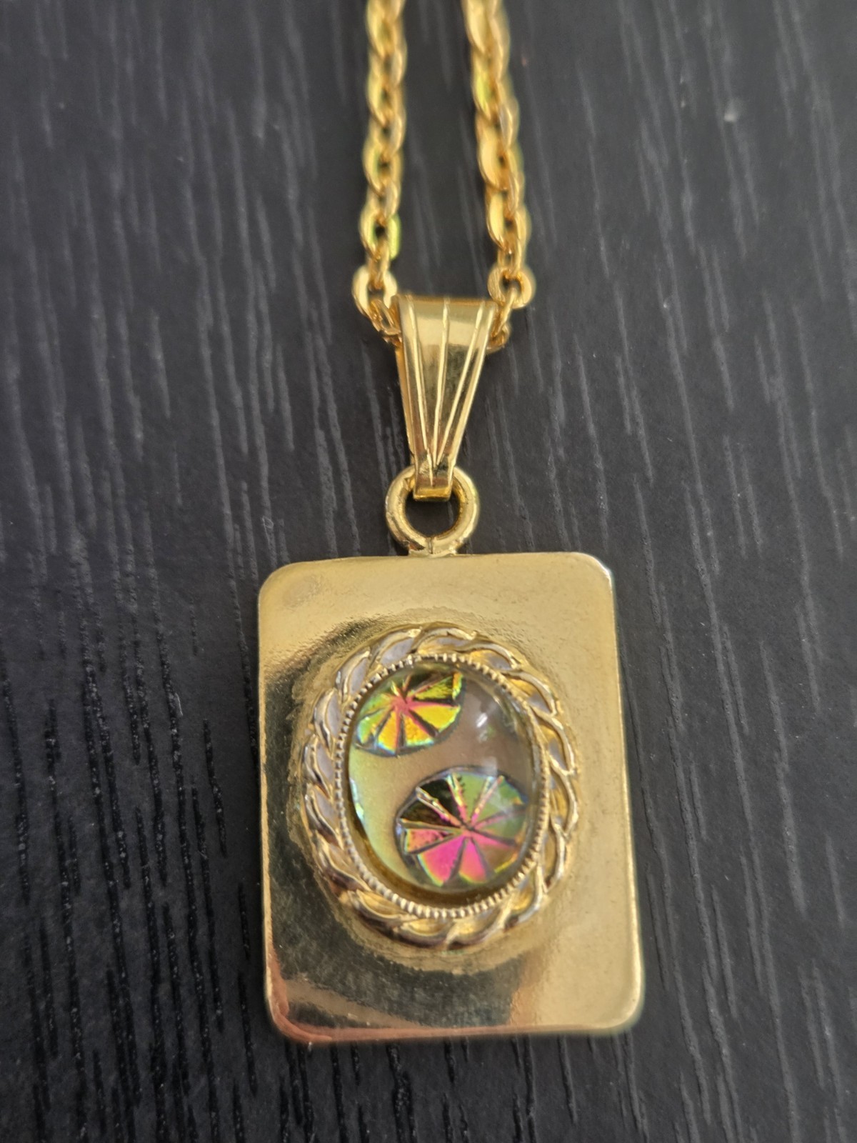Unworn Vintage Faux Gold Holographic Abstract 20x16mm Pendant 50cm Necklace