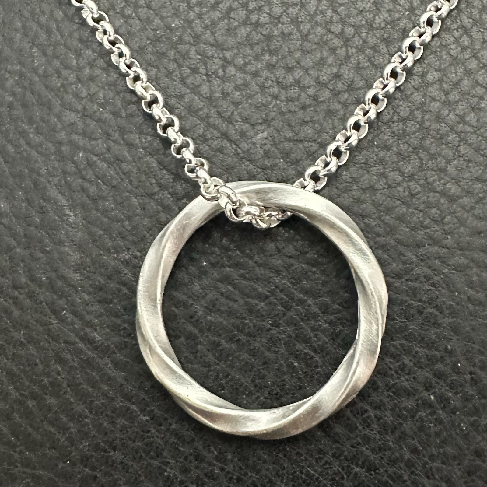 MJG STERLING SILVER TWISTED BAND PENDANT AND ROLO CHAIN. 4 gr
