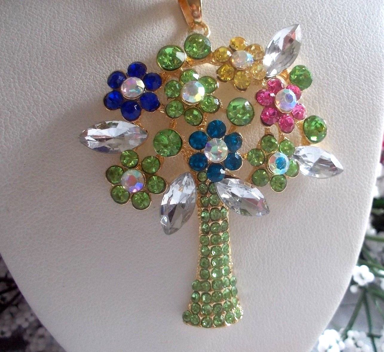 BETSEY JOHNSON LOVELY GREEN VASE WITH FLOWER BOUQUET PENDANT CHAIN NECKLACE