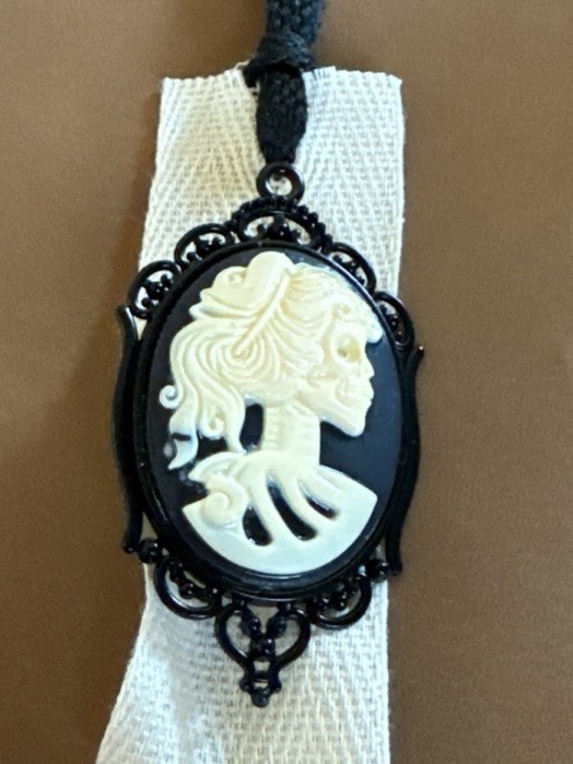 CAMEO BROOCH SKELETON HALLOWEEN JEWELRY GOTH PENDANT NEW CONDITION