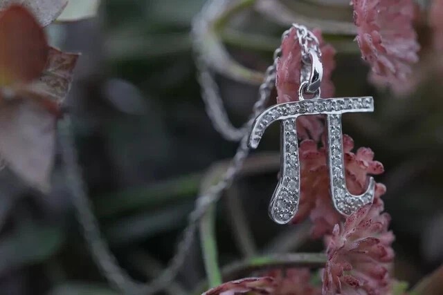 0.80Ct Round Cut Simulated Diamond Women’s Lovely Pendant 14K White Gold Plated