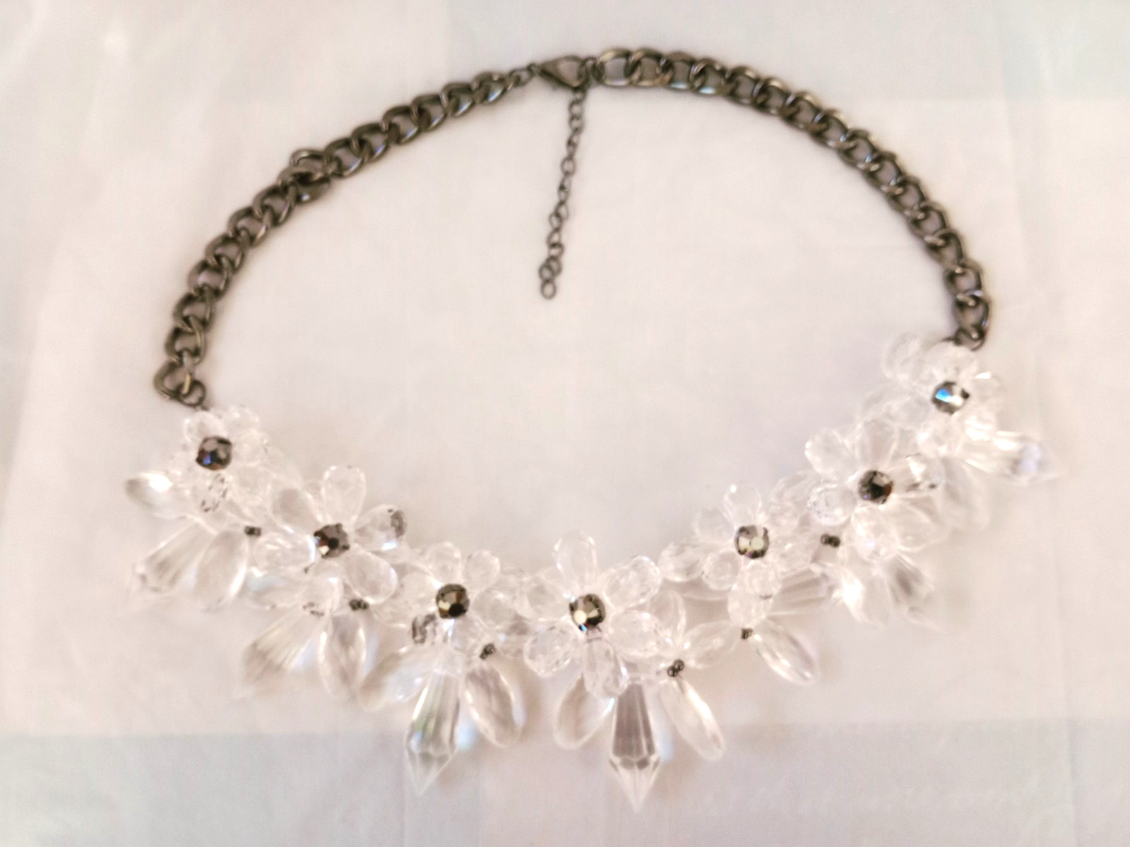 WOMENS BOLD FLORAL CLUSTER NECKLACE/BRAND NEW/ COLOR: CLEAR LUCITE/BLACK ACCENTS