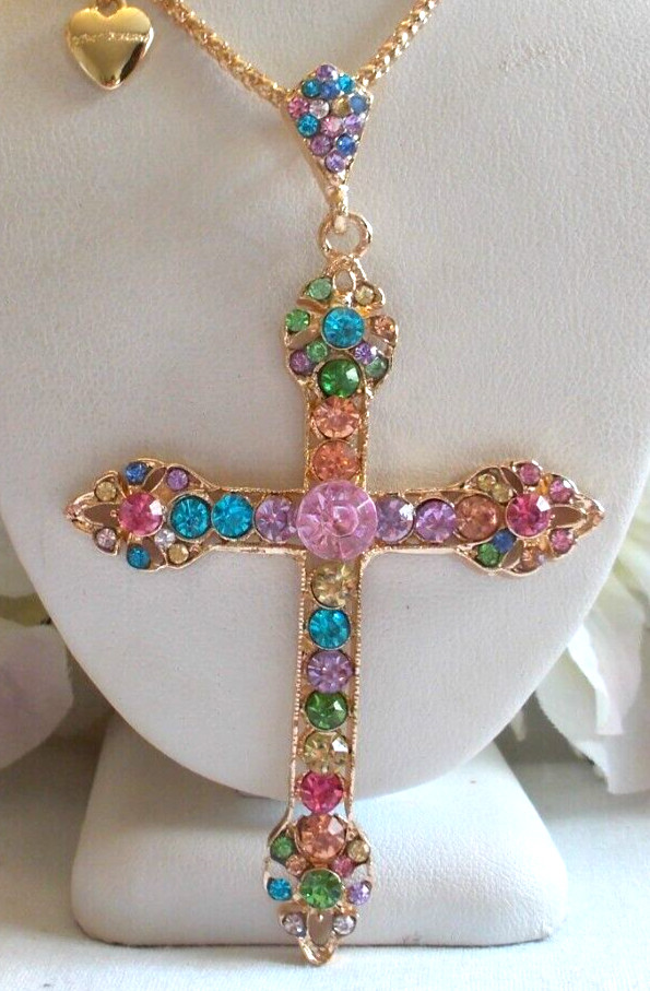 BETSEY JOHNSON LOVELY SPARKLING CRYSTAL INLAY CROSS PENDANT CHAIN NECKLACE