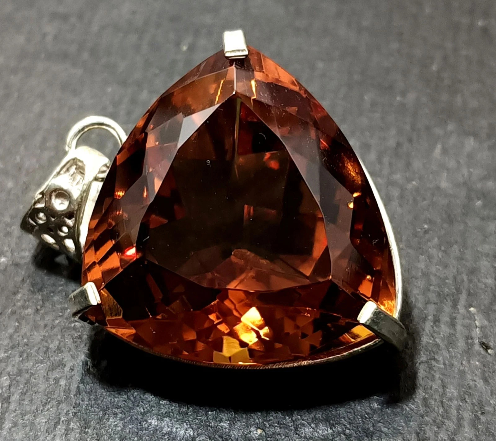 Certified 82.85Ct Natural Zultanite 7 Color Trillion Pendant 925 Silver Gemstone