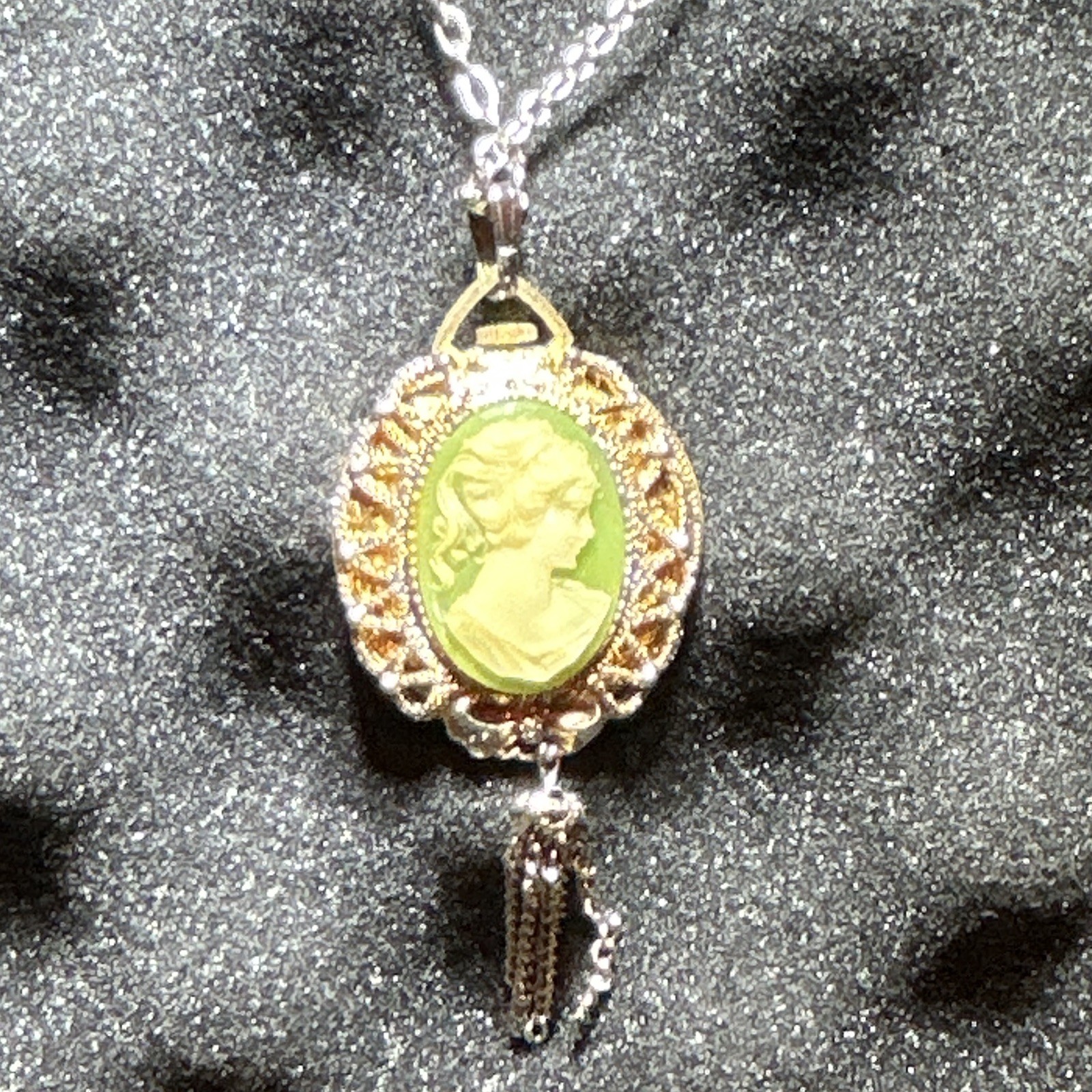 Working Vintage Gold Tone Lucerne Cameo Charm Pendant Necklace w/ Cable Chain