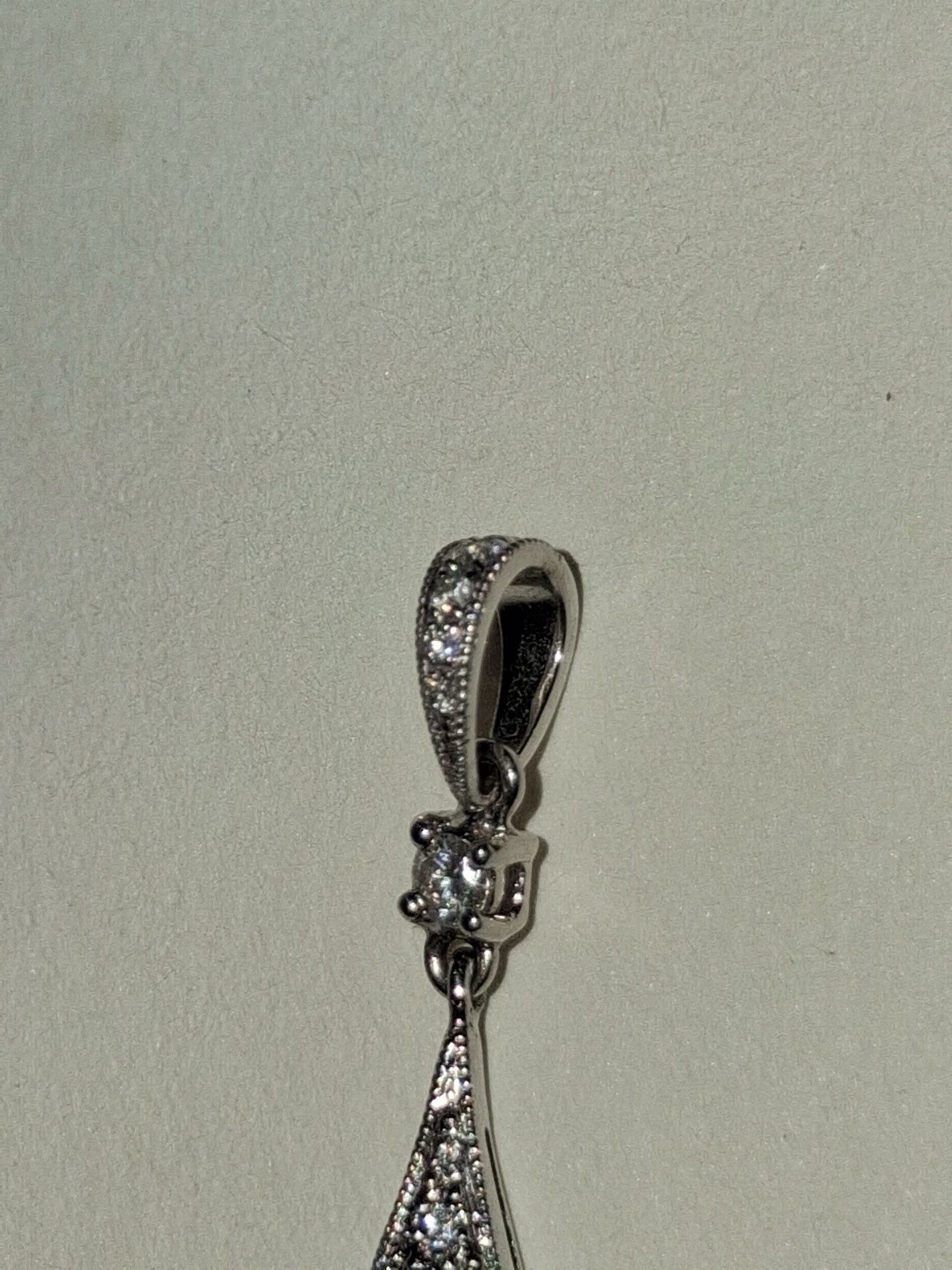 WHITE 18 KARAT/ ONE 0.36CT PEAR EMERALD 54=0.50TW ROUND H/I SI2 DIAMONDS