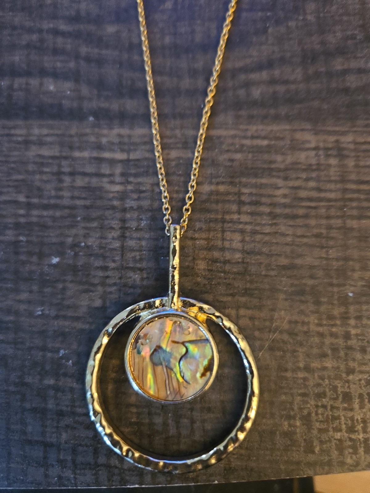 TONI Costume Jewelry 17MM Mother Of Pearl Pendant Gold Tone 14″ long Chain