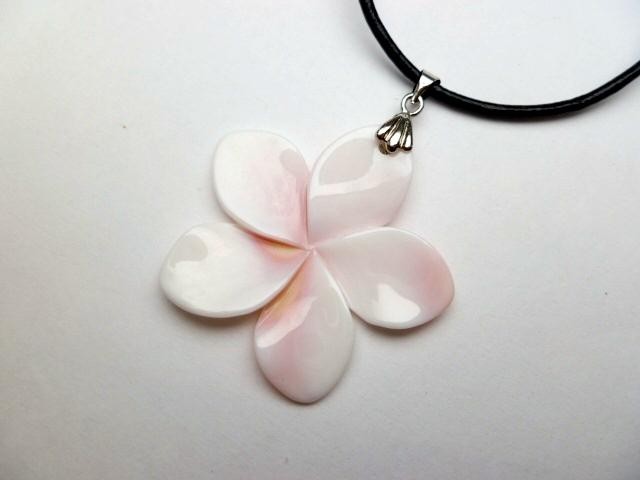 40MM CARVED PINK CONCH SHELL MOTHER OF PEARL HAWAIIAN PLUMERIA LEATHER NECKLACE