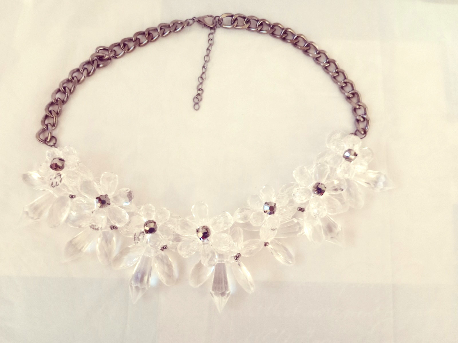 WOMENS BOLD FLORAL CLUSTER NECKLACE/BRAND NEW/ COLOR: CLEAR LUCITE/BLACK ACCENTS