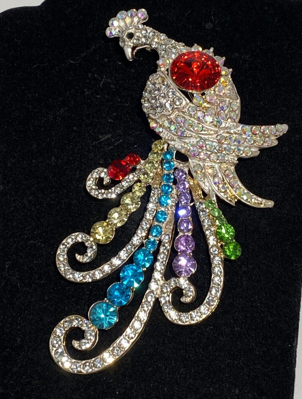 BETSEY JOHNSON GOLD PEACOCK MULTI COLOR CRYSTALS & RHINESTONES PIN PENDANT NECK