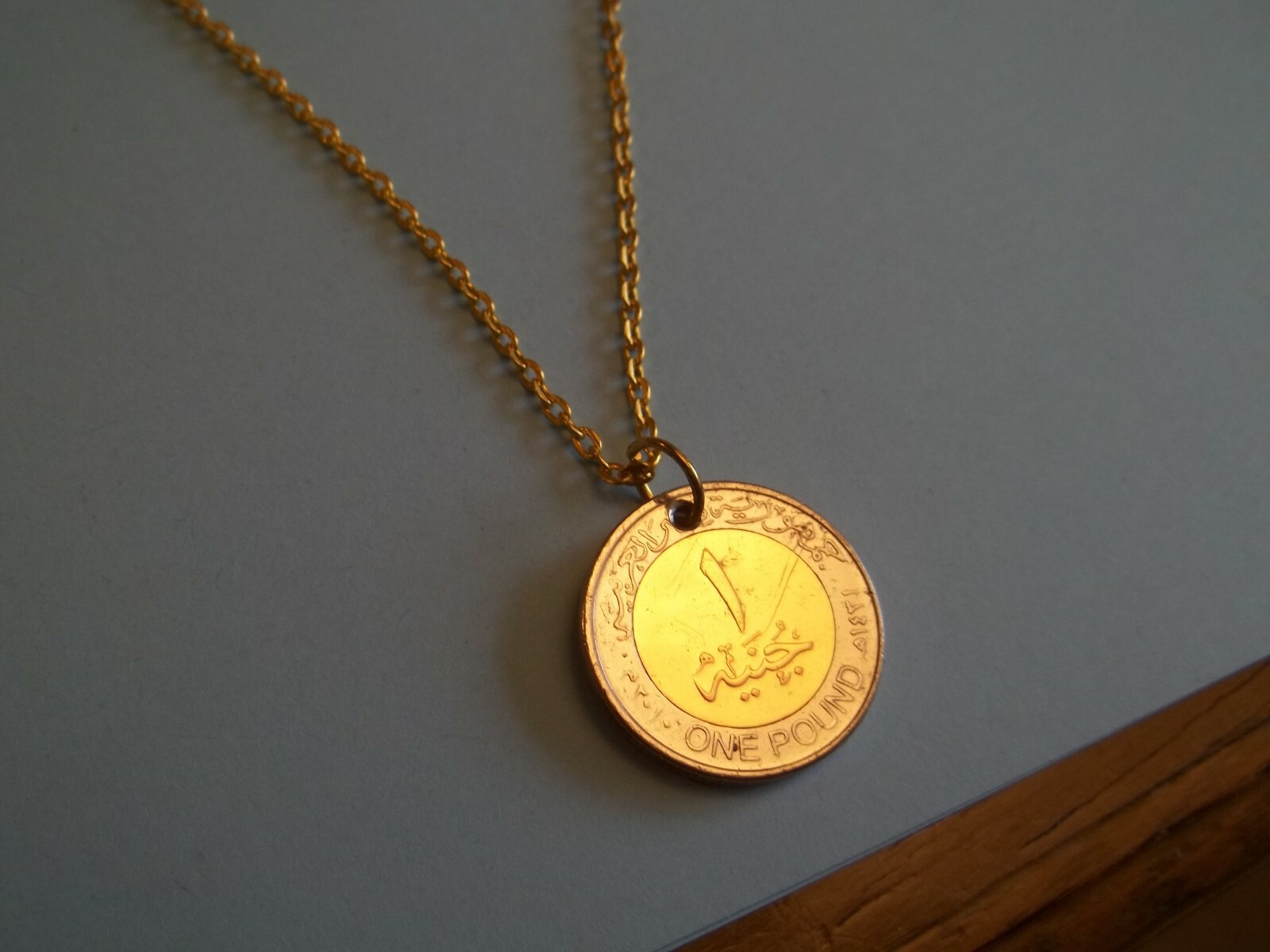 ONE POUND COIN – EGYPT – TUTANKHAMUN’S MASK – GOLD PENDANT NECKLACE