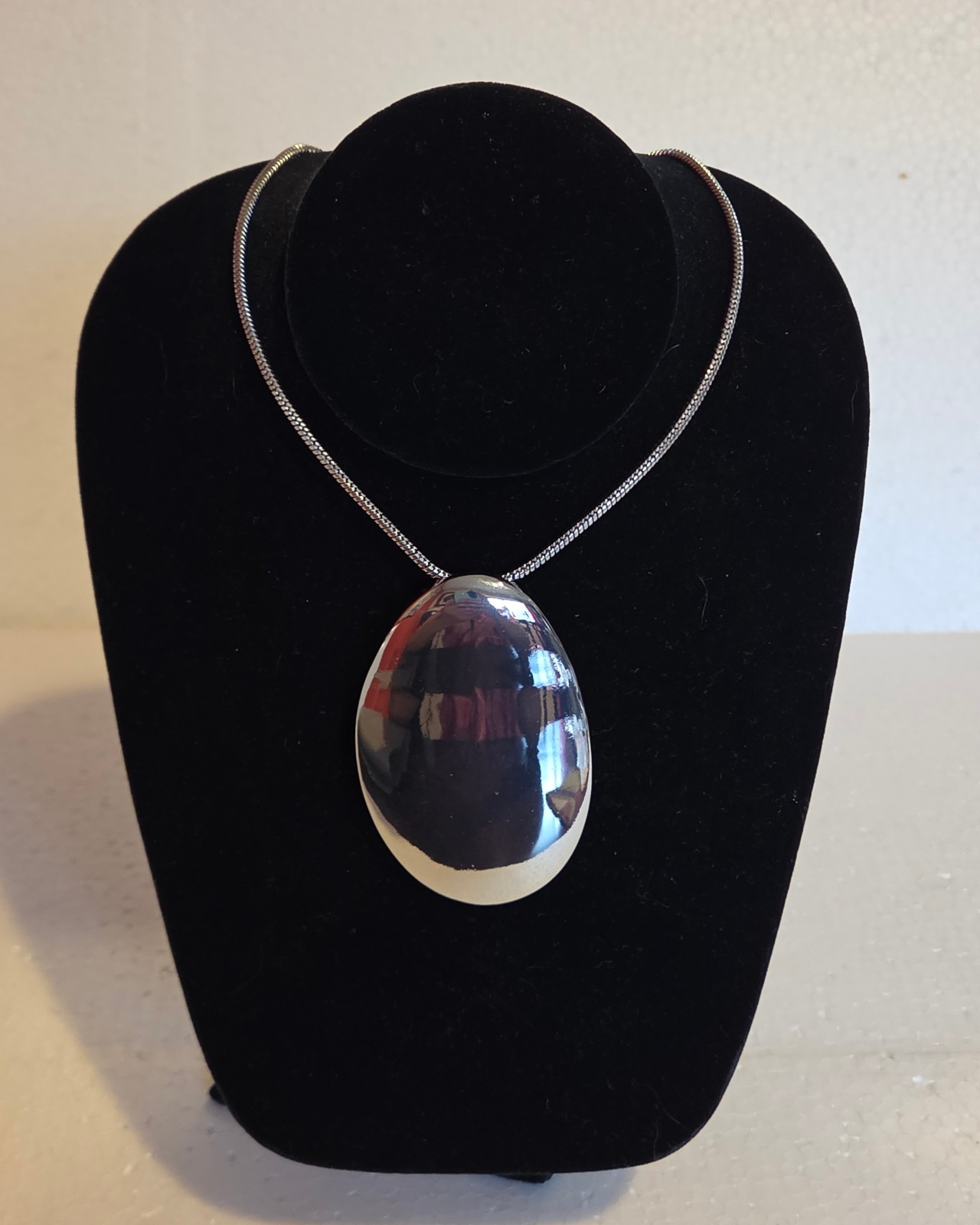 I.N.C 15″ in Silver Chainlink w/ 2.5′ x 1.5″ Silver Egg Shape Pendant Necklace