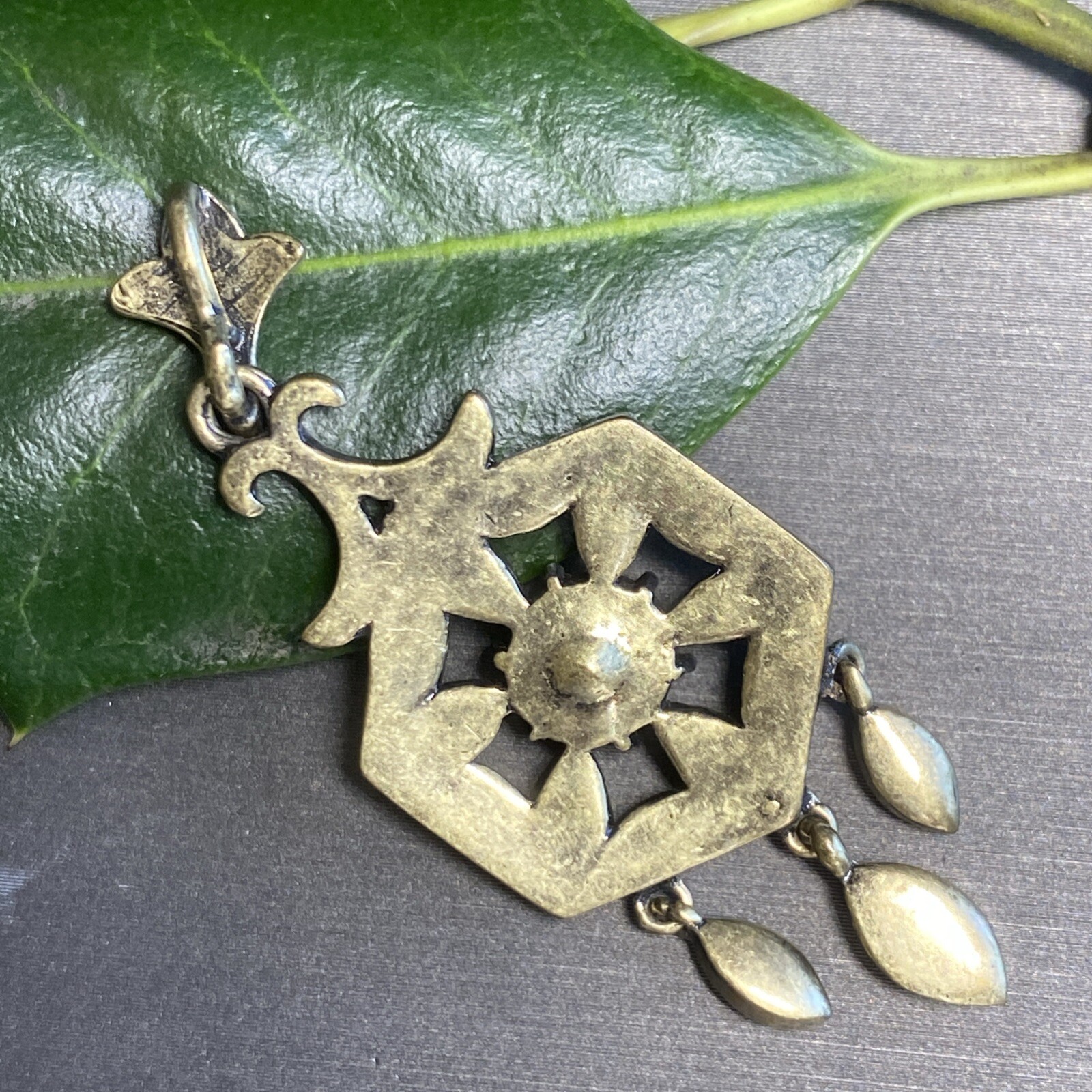 Vintage Pendant Estate Jewelry Pre-Owned Fleur-De-Lis Pink Art Glass Bronze