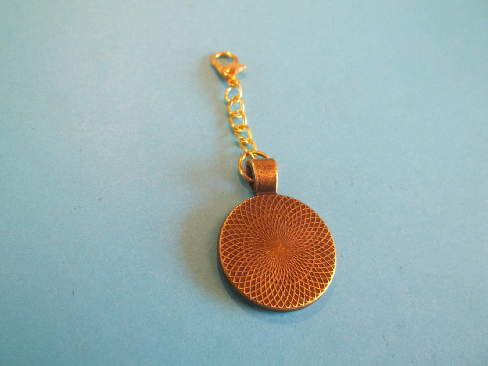 FIVE (5) PENCE COIN – IRISH – EIRE – BRONZE CASED PENDANT / CHARM – 1992 to 2000