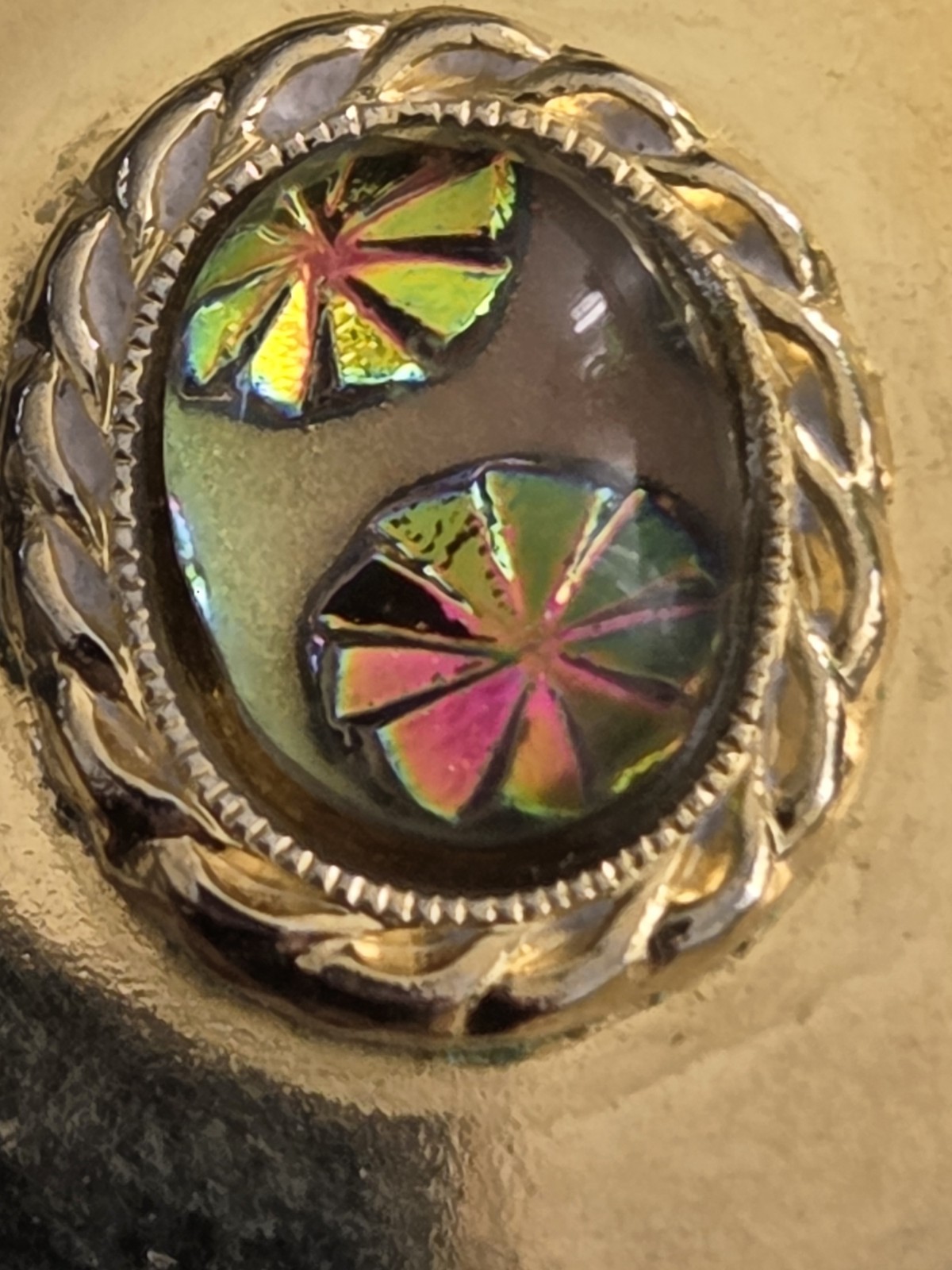 Unworn Vintage Faux Gold Holographic Abstract 20x16mm Pendant 50cm Necklace