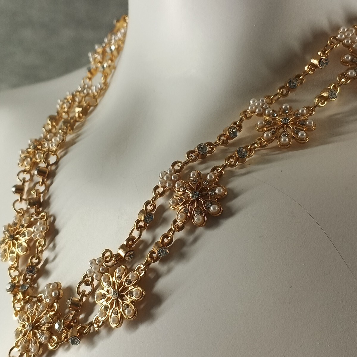 Women’s Floral Rhinestone Necklace One Size Elastic Brass Plated
