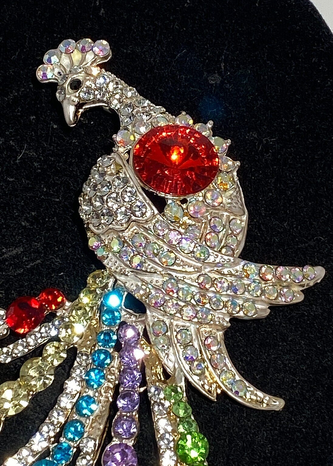 BETSEY JOHNSON GOLD PEACOCK MULTI COLOR CRYSTALS & RHINESTONES PIN PENDANT NECK