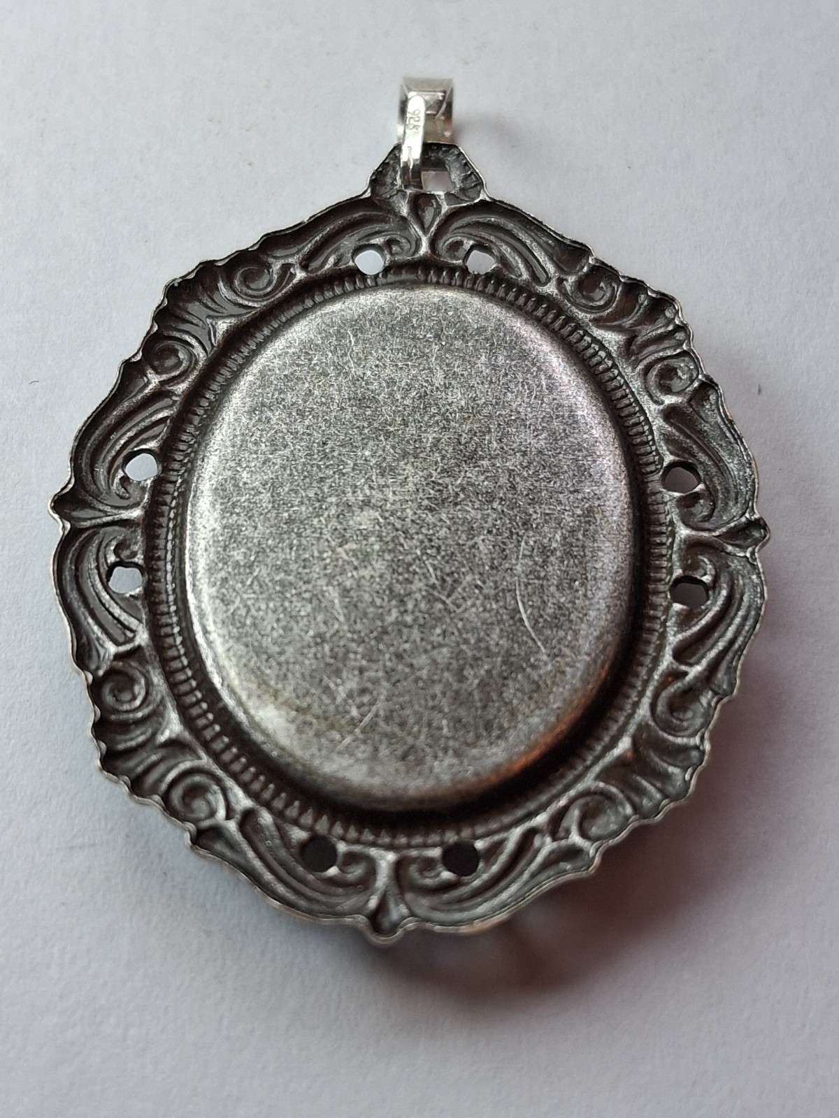 Gothic-Style 1½” X 1¼” Abraham Lincoln Cameo Pendant, Sterling .925 Hoop