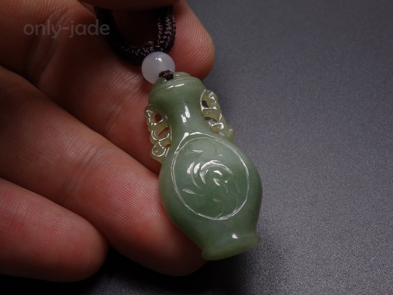Certified Grade A 100% Natural Green Jade Jadeite Pendant Hand-carved Vase Z1071