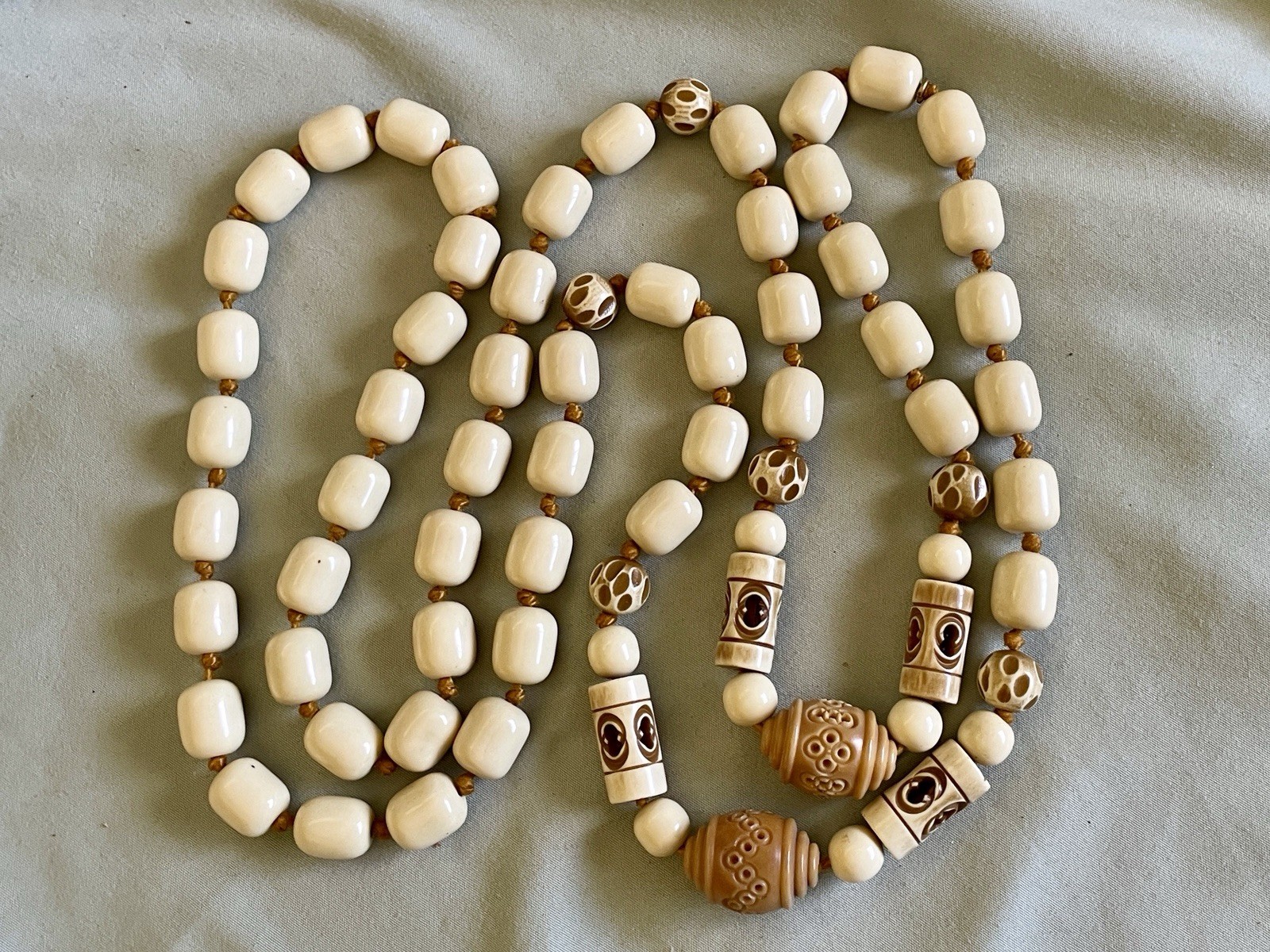 Beautiful 48″ Continues Rope Necklace Earth Tones Resin Beads Knotted Flawless