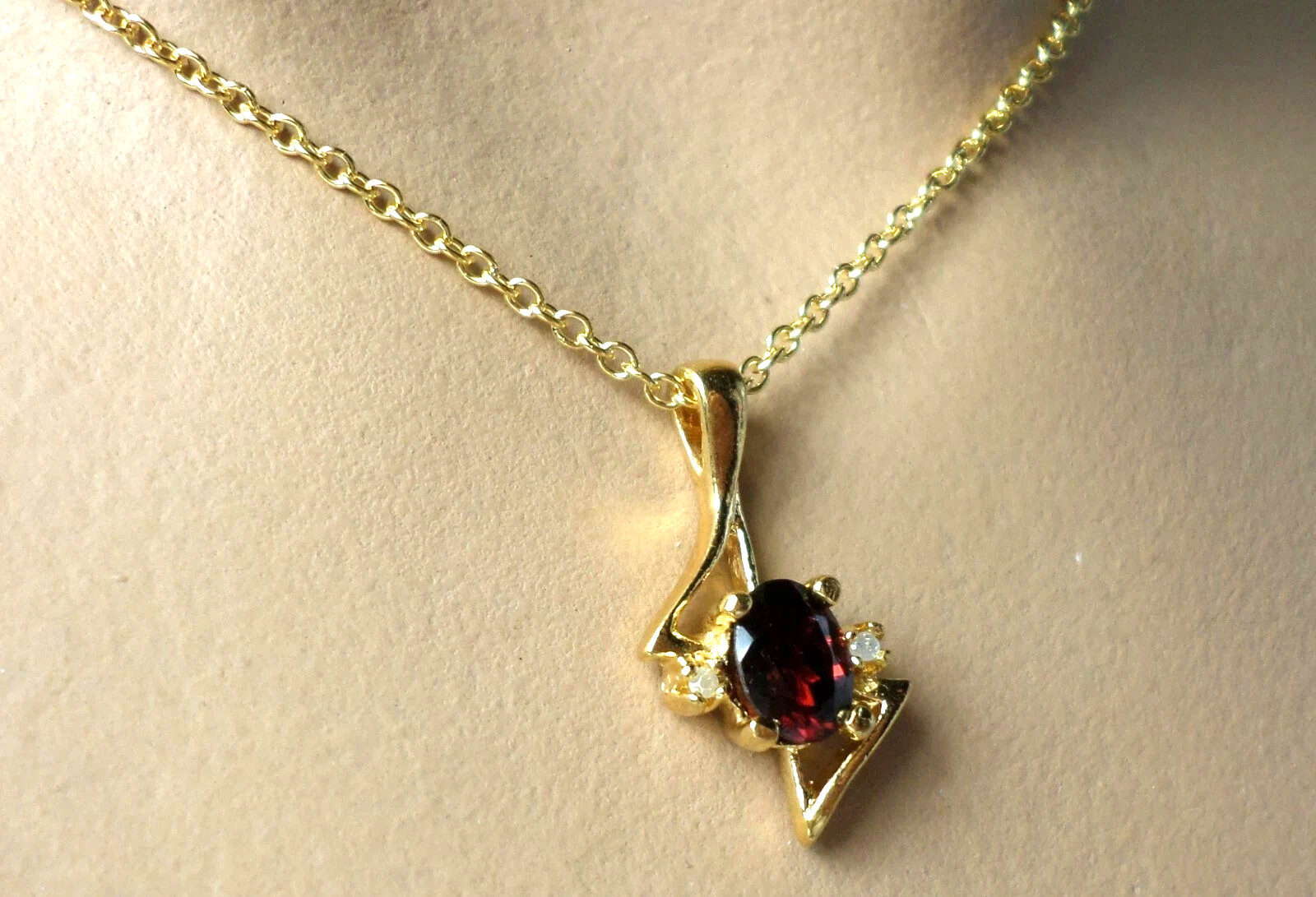 Vintage Lindenwold Fine Jewelers Gold Dark Red Garnet Pendant 16″ Chain Necklace