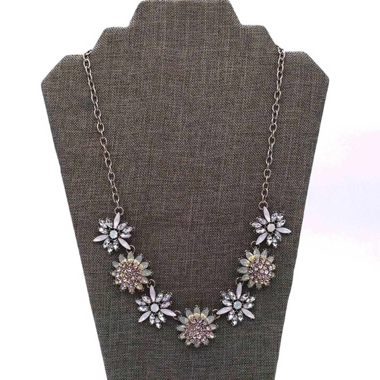 Flawless CHICO’S 22″ Statement Flower Bib Collar Necklace with 4″ extension