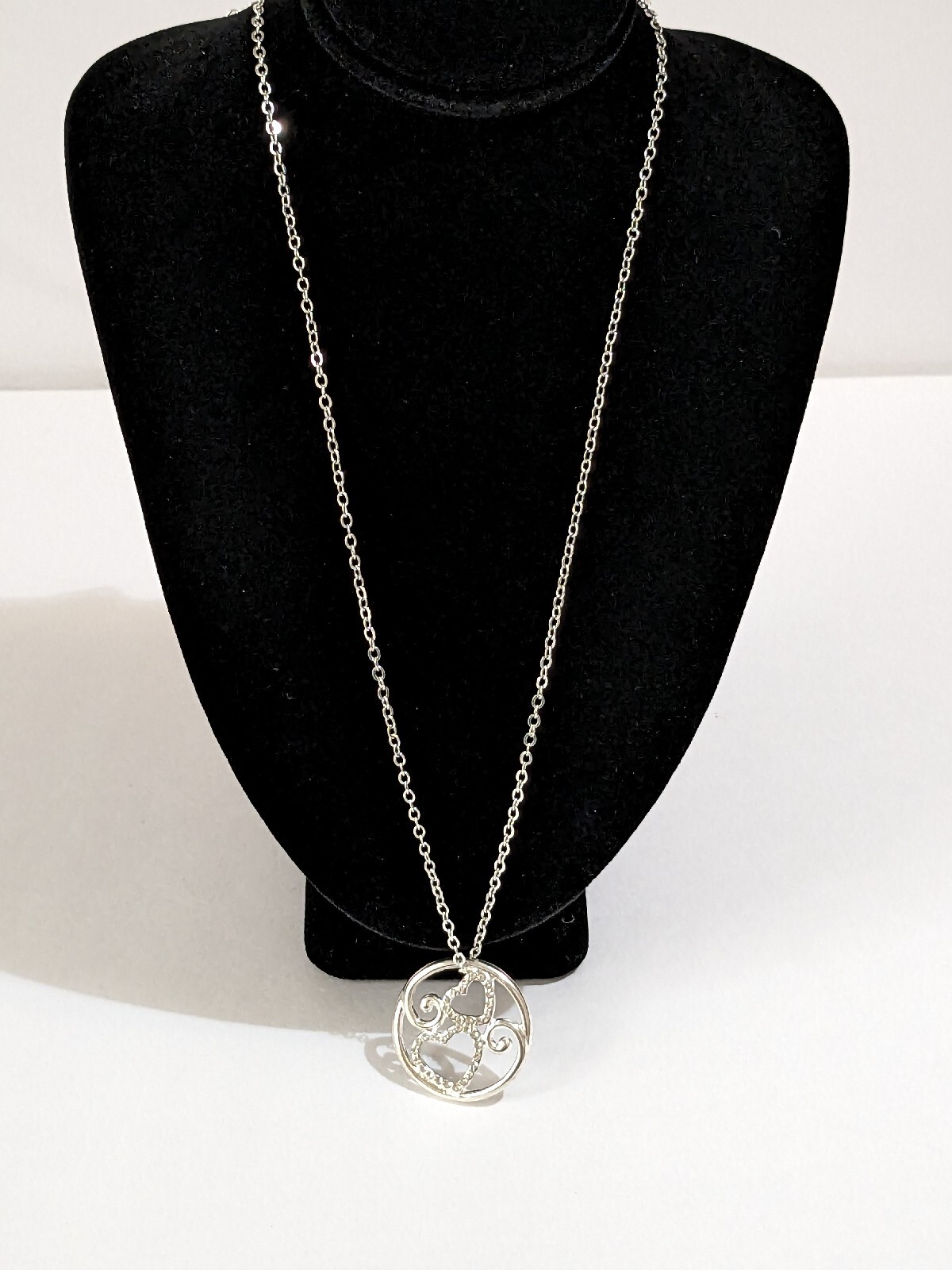 Intertwined Rhinestone Hearts Pendant Silver Tone Necklace. 18″. Modern.