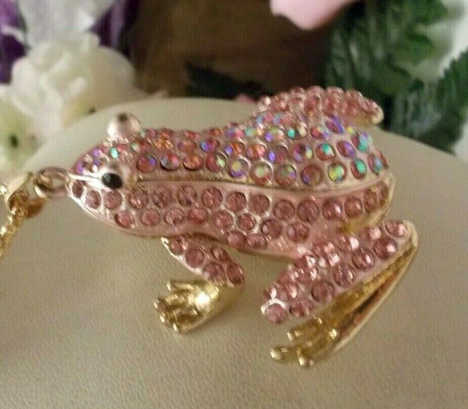 BETSEY JOHNSON ADORABLE PINK CRYSTAL INLAY FROG PENDANT CHAIN NECKLACE