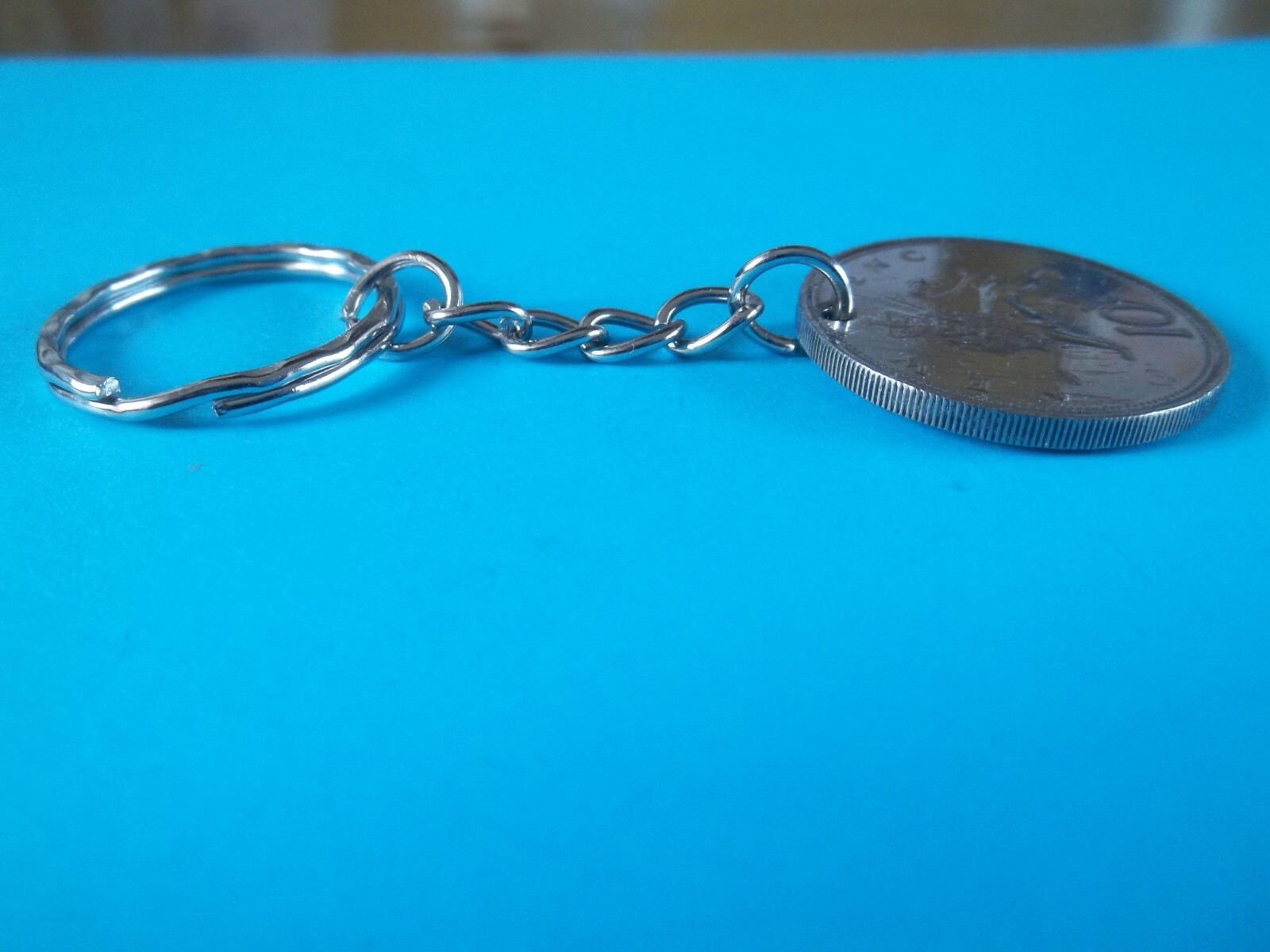 TEN PENCE COIN – ENGLISH CROWNED LION – SILVER KEY RING/CHAIN – 1968 to 1980