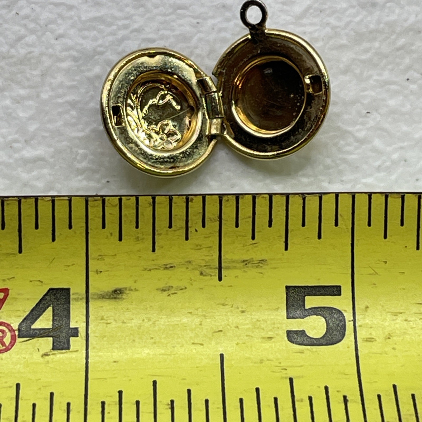 Small Photo Lockett Gold Tone Necklace Pendant , Estate Jewelry, Beauty!