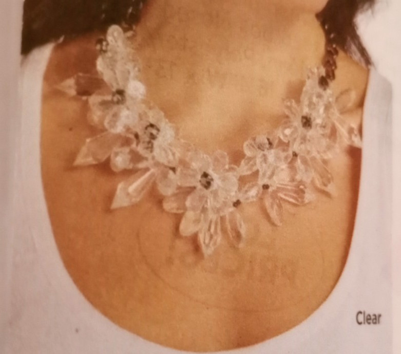 WOMENS BOLD FLORAL CLUSTER NECKLACE/BRAND NEW/ COLOR: CLEAR LUCITE/BLACK ACCENTS
