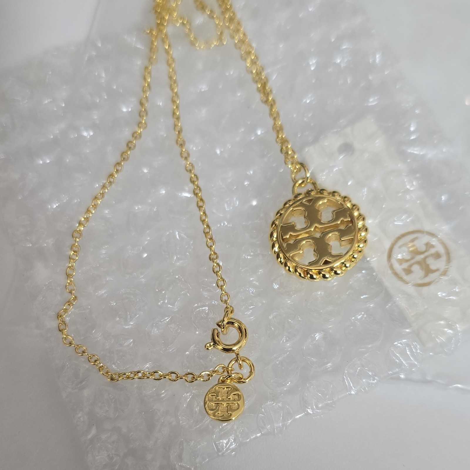 Tory Burch Gold Tone Round Logo Charm Pendant Necklace Cable Chain Spring Ring