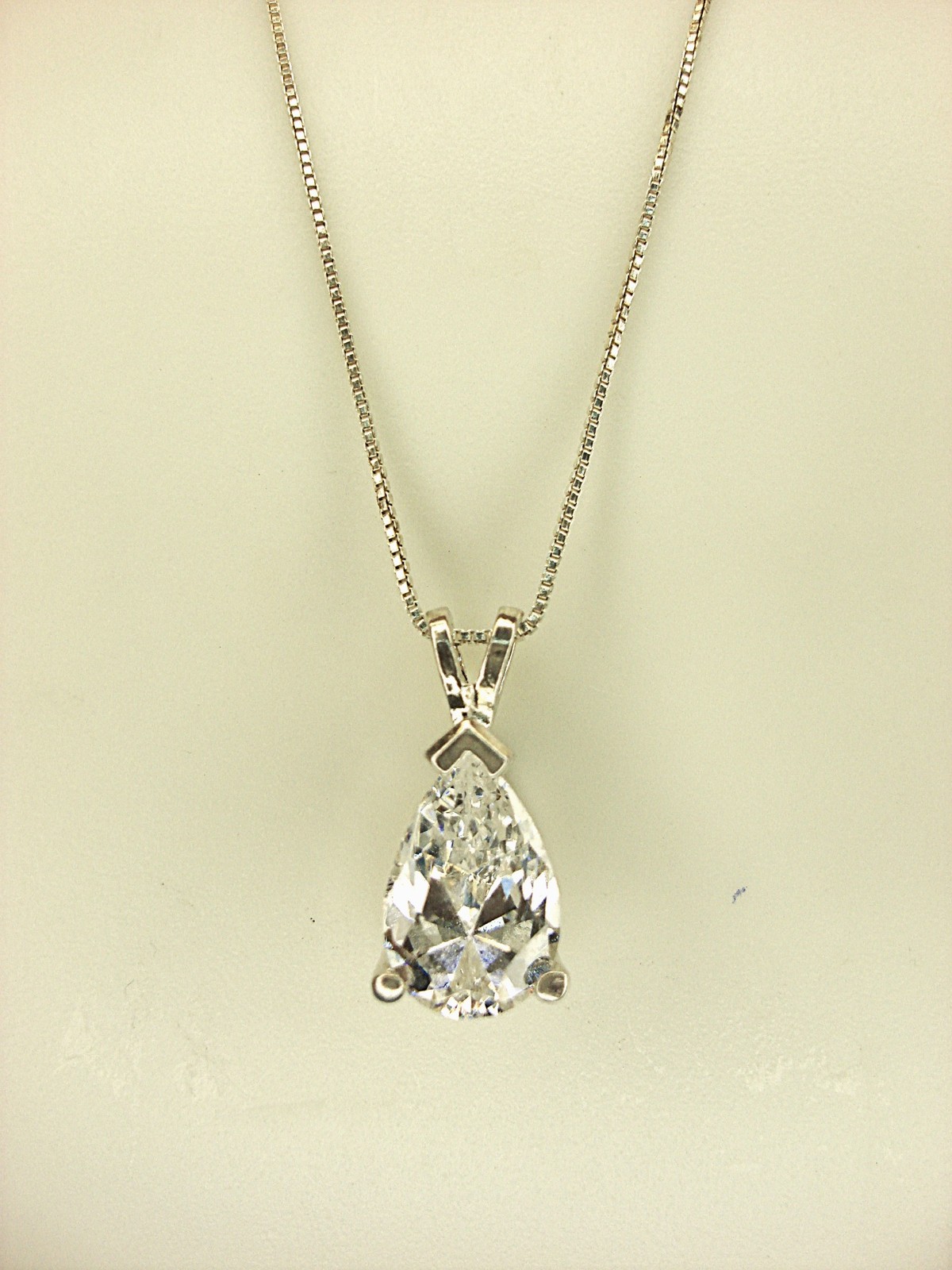 STERLING SILVER SPARKLY PEAR SHAPE SIM. DIAMOND WITH 18″ BOX LINK STERLING CHAIN