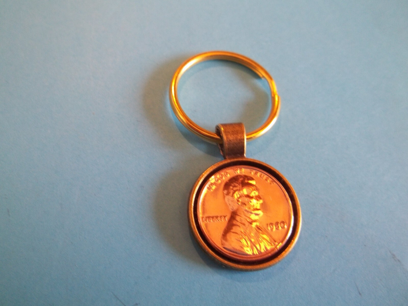 ONE (1) CENT – USA – LINCOLN BRONZE & GOLD CASED PENDANT KEY RING – 1925 to 1982