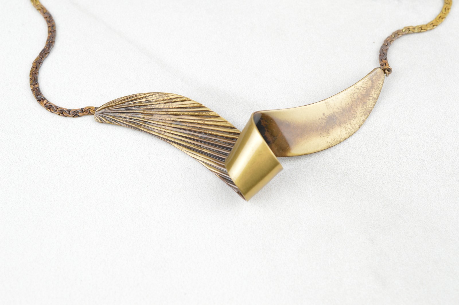 Vintage Gold Tone Wave Ribbon Link Choker Necklace Retro Sculptural 16″