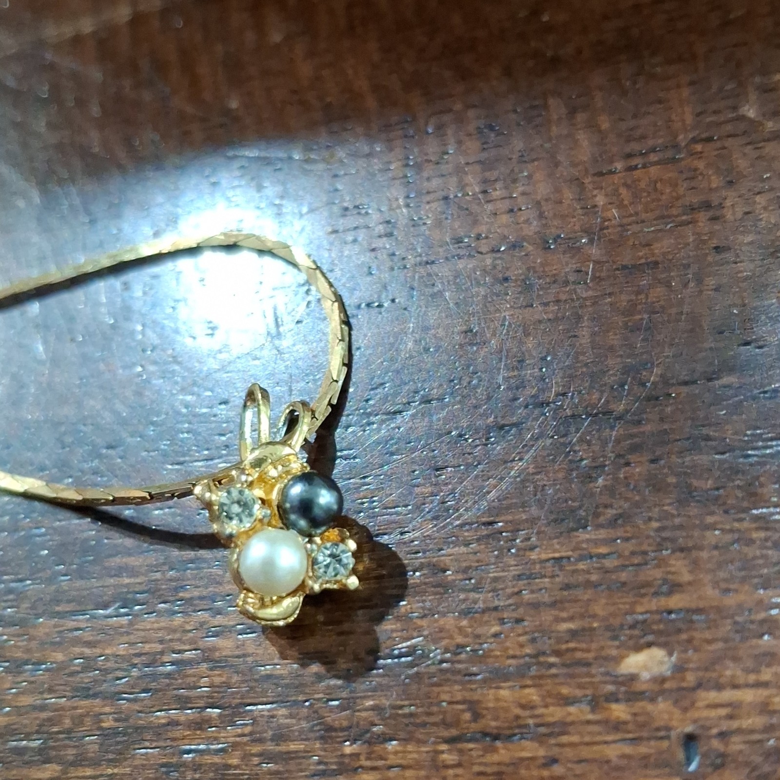 Gold Tone Necklace White Pearl Round Pendant Spring Ring Closure Undated Jewelry