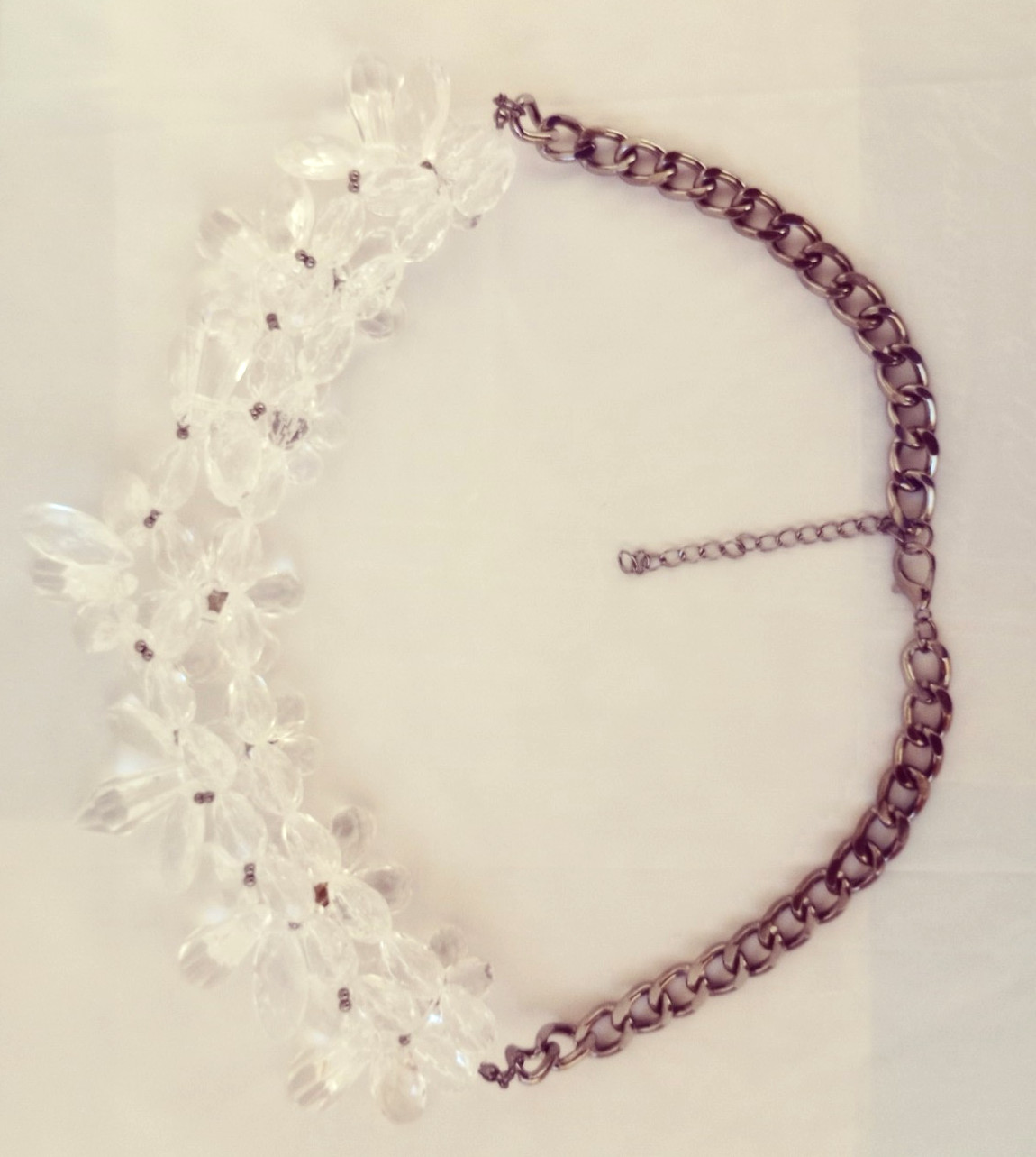 WOMENS BOLD FLORAL CLUSTER NECKLACE/BRAND NEW/ COLOR: CLEAR LUCITE/BLACK ACCENTS