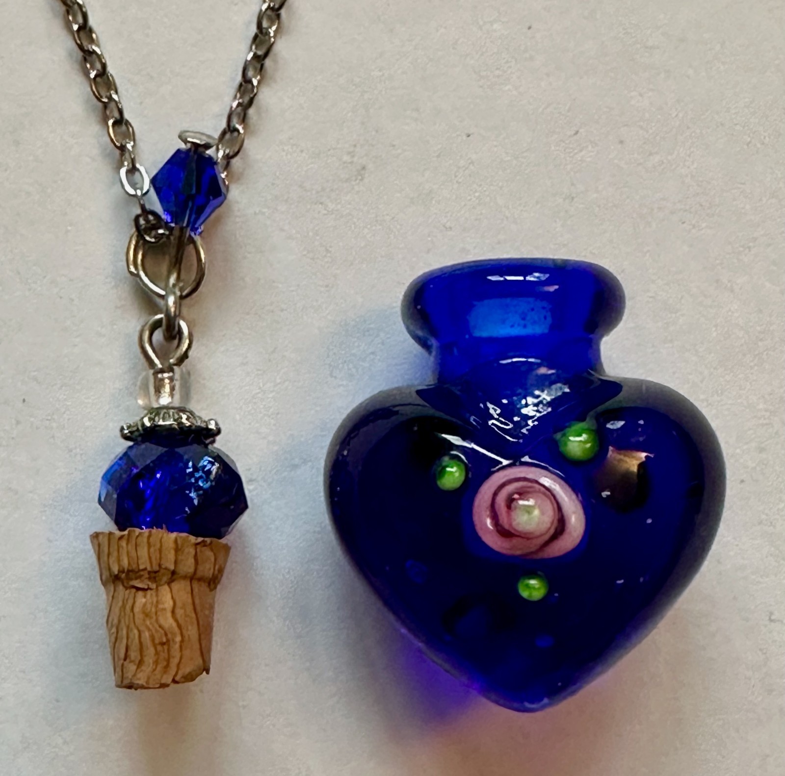 VASE URN CORK & TOPPER BLUE GLASS FLOWER PENDANT 1 1/2″ NECKLACE 24″ STEEL READ