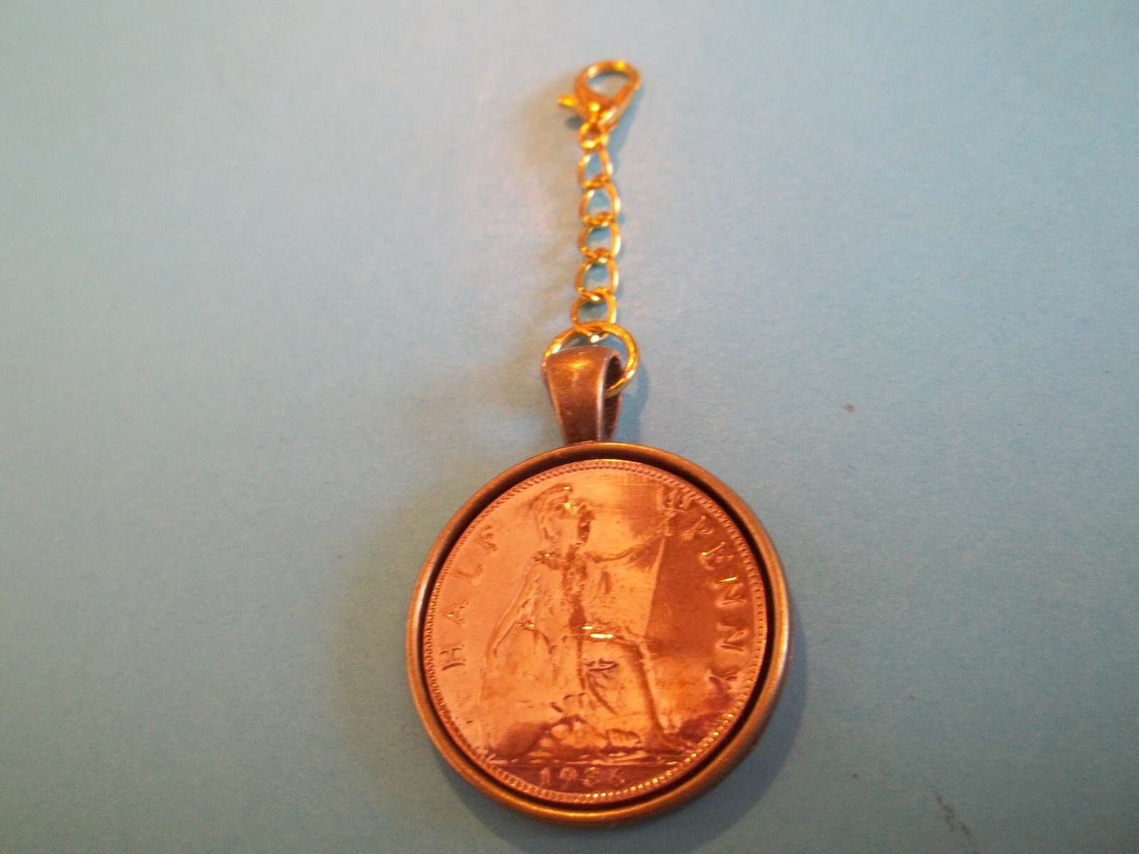 HALF PENNY COIN – BRITANNIA BRONZE CASED PENDANT / CHARM – 1917 to 1936