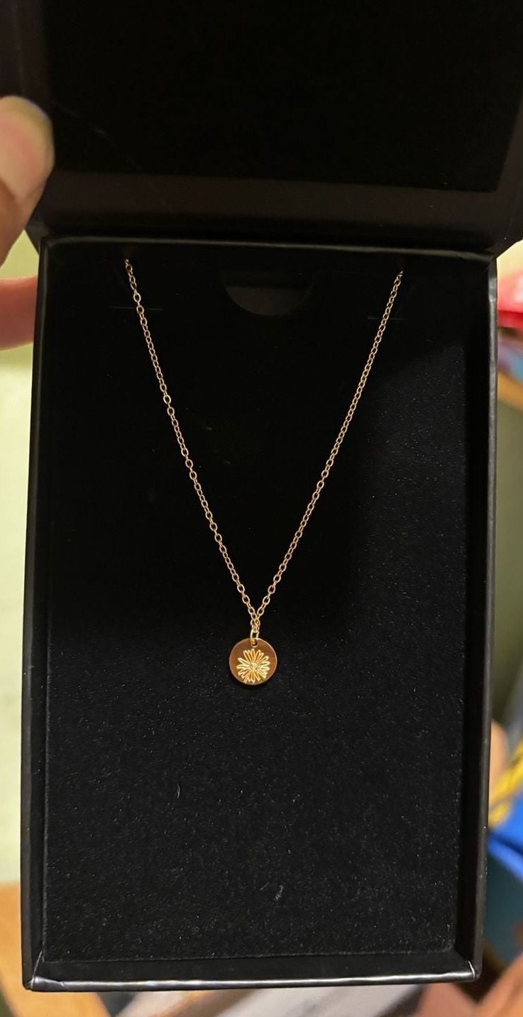 Dorado Birth Flower Pendant Necklace 18K Gold Plated (April)