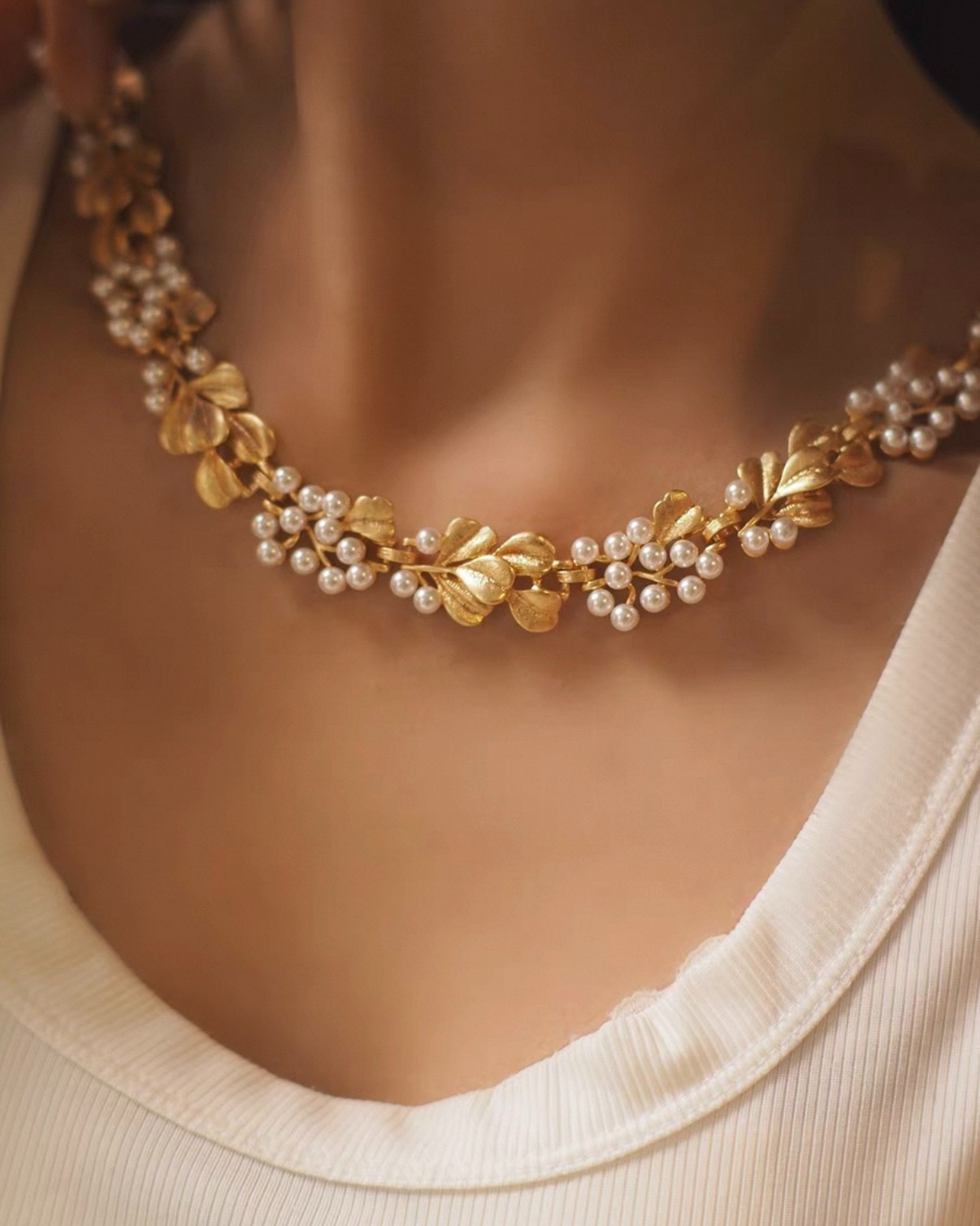 Vintage Style Gold Leaf Pearl Necklace – Elegant Statement Jewelry