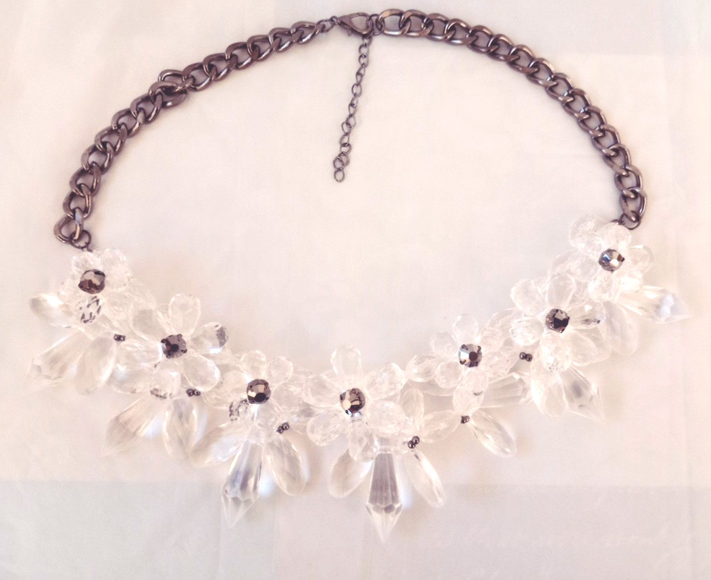 WOMENS BOLD FLORAL CLUSTER NECKLACE/BRAND NEW/ COLOR: CLEAR LUCITE/BLACK ACCENTS
