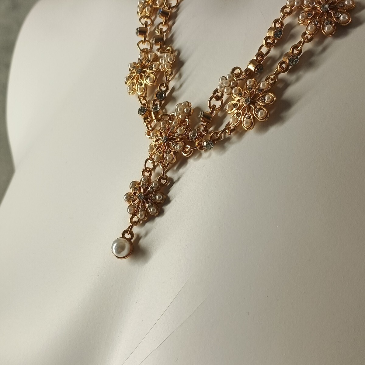 Women’s Floral Rhinestone Necklace One Size Elastic Brass Plated